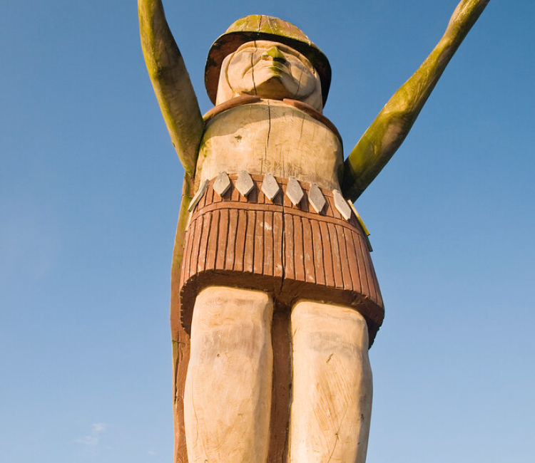 Land Acknowledgement statue at Ambleside Park
