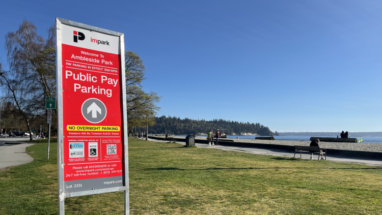 Pay parking signage at Ambleside Park
